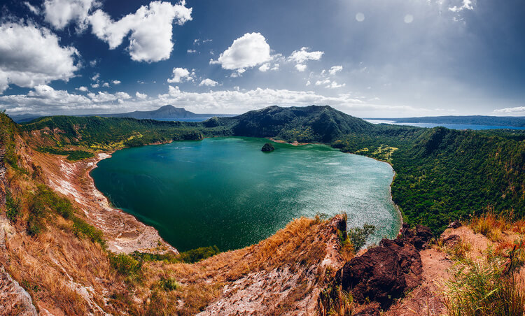 Ngọn-núi-lửa-Taal-Volcano